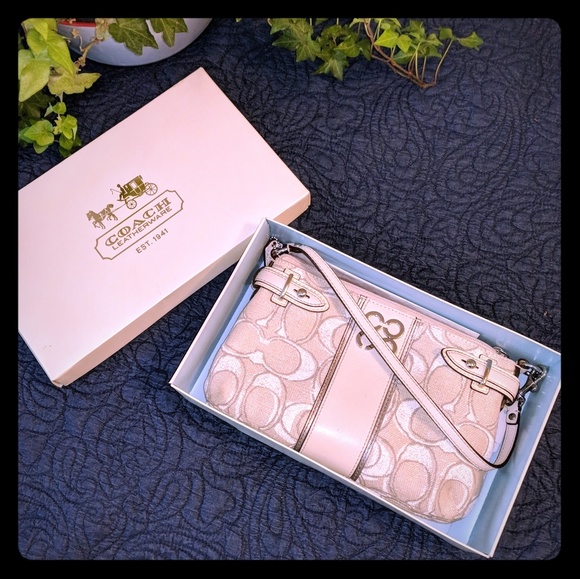 Coach Handbags - ⬇️⬇️Coach Colette SigStripe LARGE Wristlet 44834